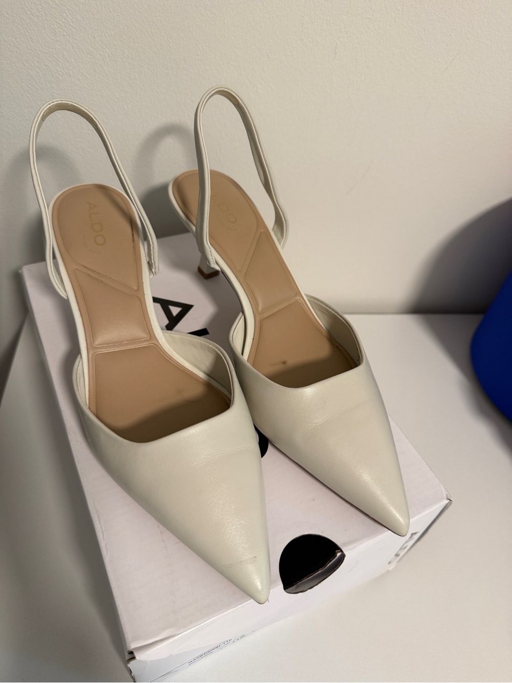 Aldo Gavedessi Ivory Pointed Slingback Heel - Picture 2 of 8